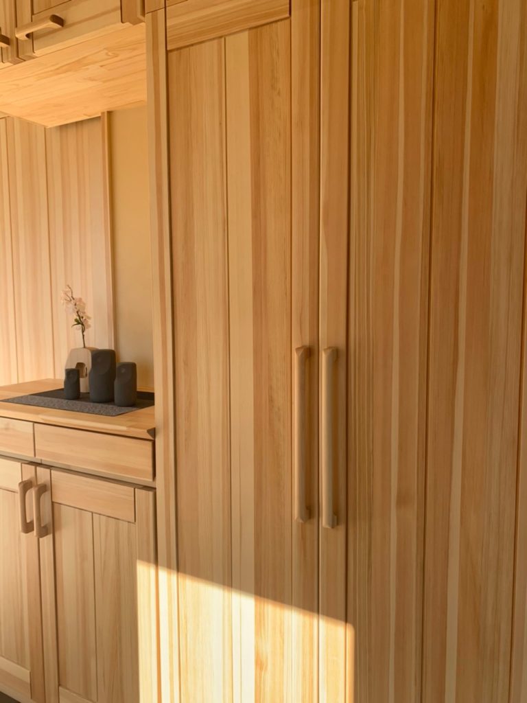 温もりある木製戸棚