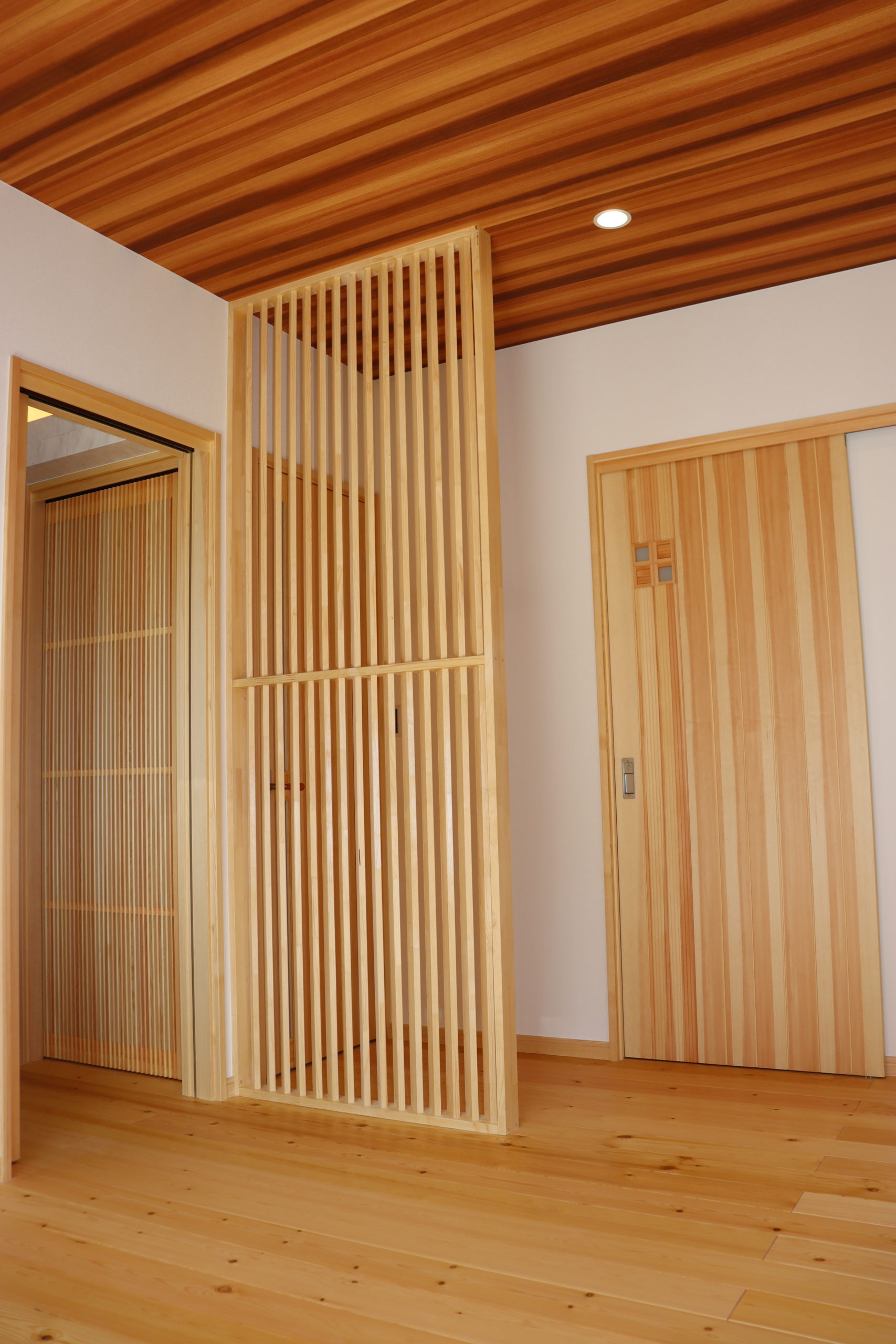 木製建具・木製格子が部屋のアクセントやプライベート部屋の目隠しになっています。