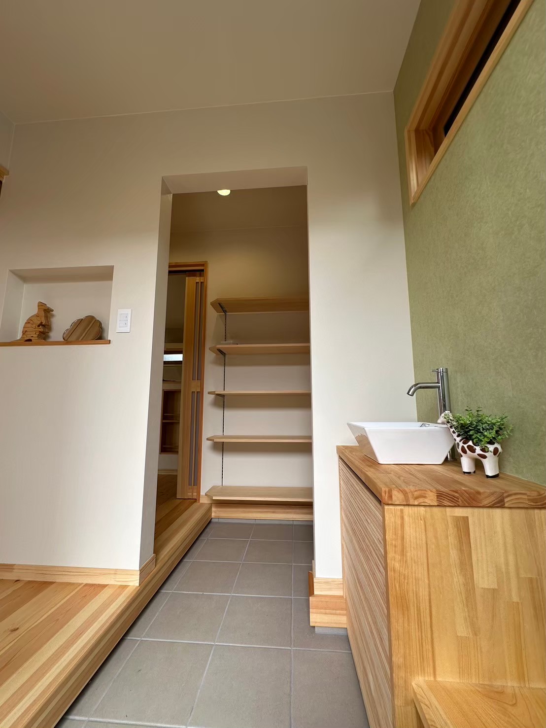 玄関を開けると和らぐ内色と、木の香りが心を癒してくれます。玄関内には、腰掛け椅子と手洗い場を造り、生活しやすい工夫を。