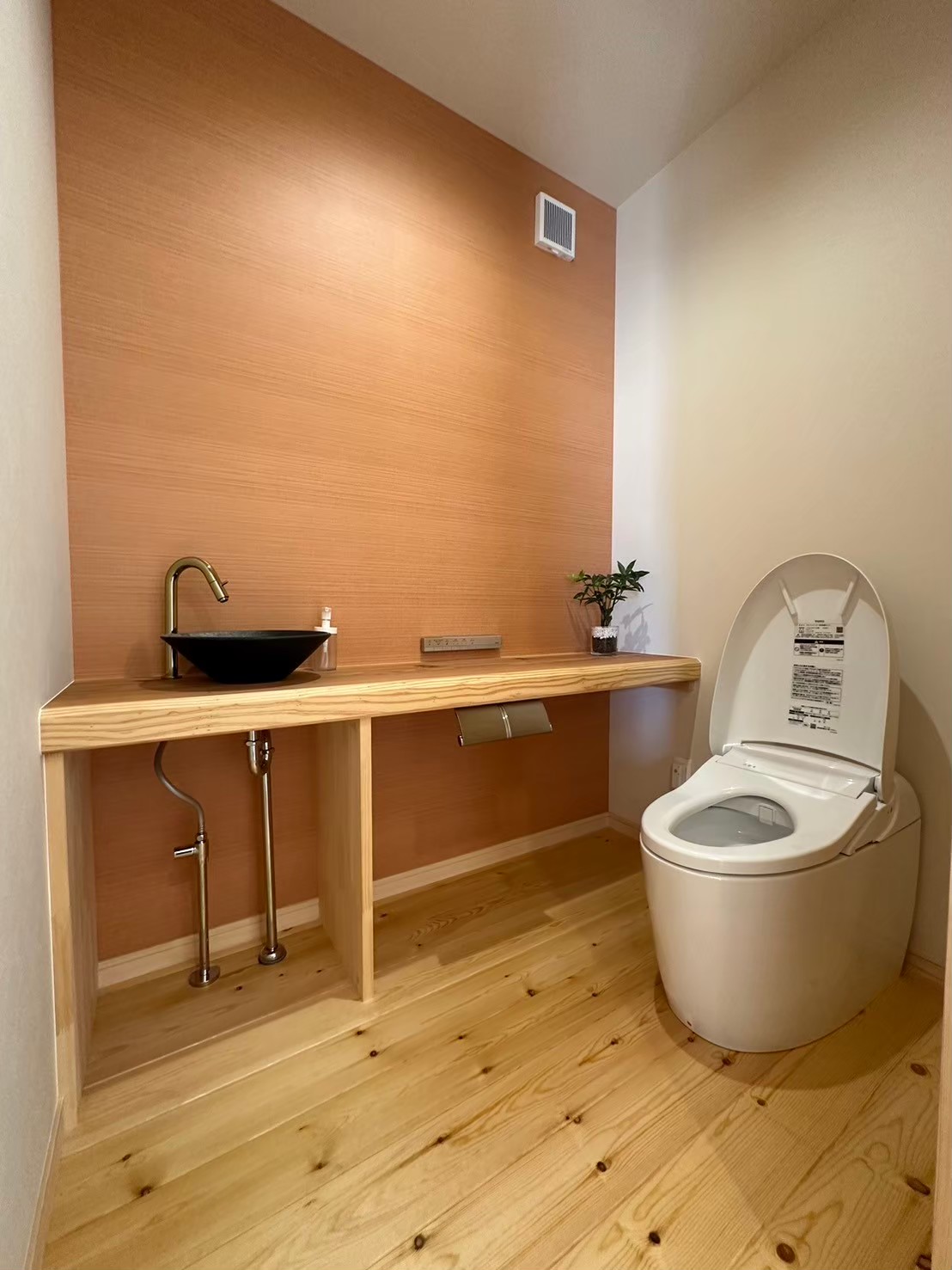 おトイレの一面の壁色を変えるだけで、雰囲気がガラッと変わり、暖かいおトイレに。