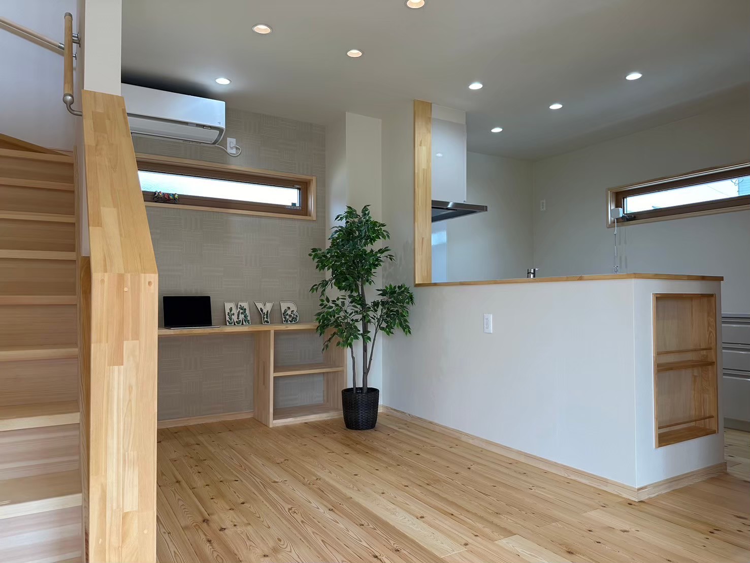 家族と同じ空間にいながら、家事はもちろんのこと、書物ができるよう自社施工のキップ棚も世界に一つの特別なものです。