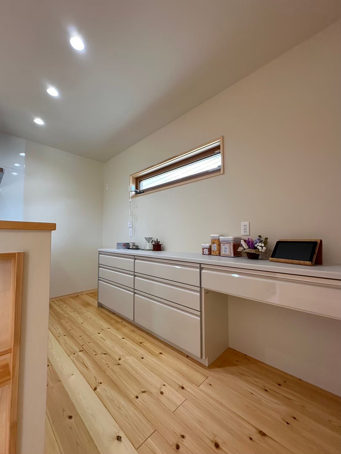 キッチン裏の収納スペースは物を置いても、何か書き物をしても使いやすい広さがあるのも、こだわりの一つです。