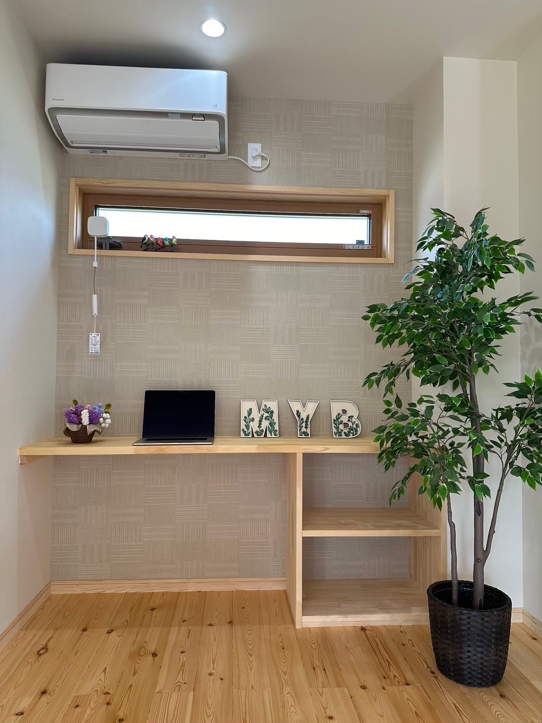 リビング奥には、ちょっとした作業スペースを作りました。横長の窓が、より広く光彩を注ぎ込んでくれます。