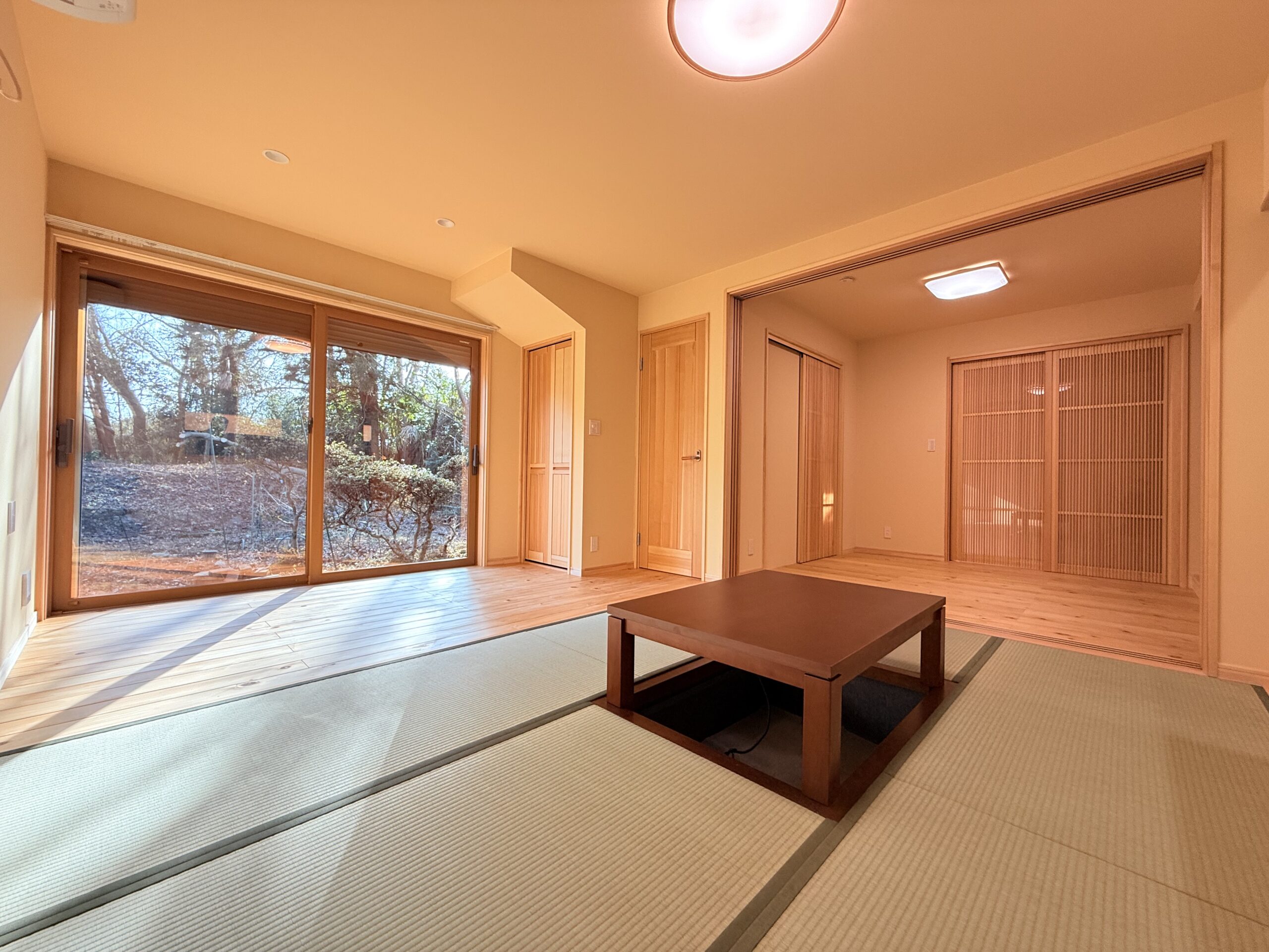 掘りごたつのあるリビングと隣のお部屋は、必要に応じて間仕切りが出来る造りとなっています。南側には大きめの窓を取り付け、リビングでくつろぎながら広いお庭が眺められ、四季を楽しめます。