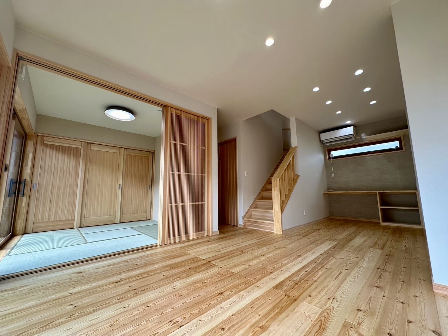 普段は、子供がのびのびと遊んだり出来るように、畳の和室の戸は開放にし、解放感と明るさのある間取りに。 和と洋が楽しめるお家が実現。