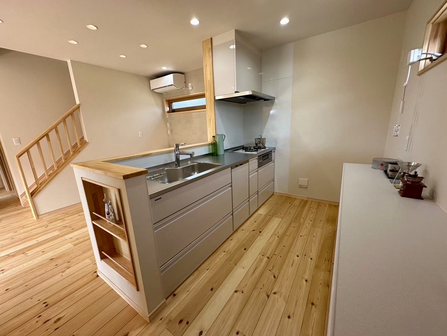 対面キッチンにより子供の様子も楽しむ事ができ、又キッチン内を広めにすることで、家族で一緒に料理を作る事ができる工夫も。