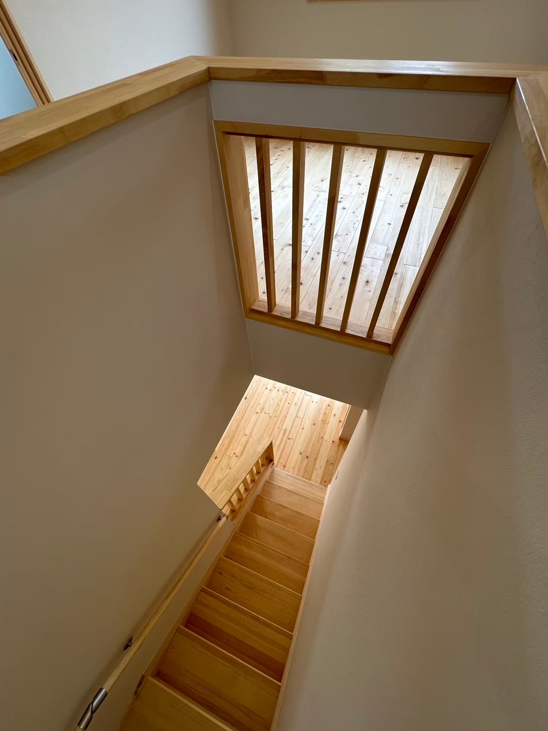 階段は暗くなりがちですが、二階フロア壁を格子にすることで、陽が差し込む明るい階段に。又自然の風が部屋の中を循環してくれ、どのお部屋も心地よい空間に。