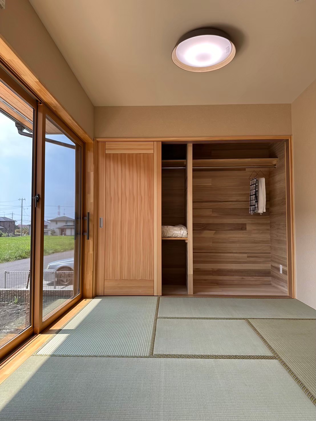 和室の窓も大きくし、部屋全体に陽が差し込みイグサの香りが広がる癒しの空間に。奥の収納スペースは、三枚戸で出し入れしやすく、閉めた時の和室がオシャレで素敵です。