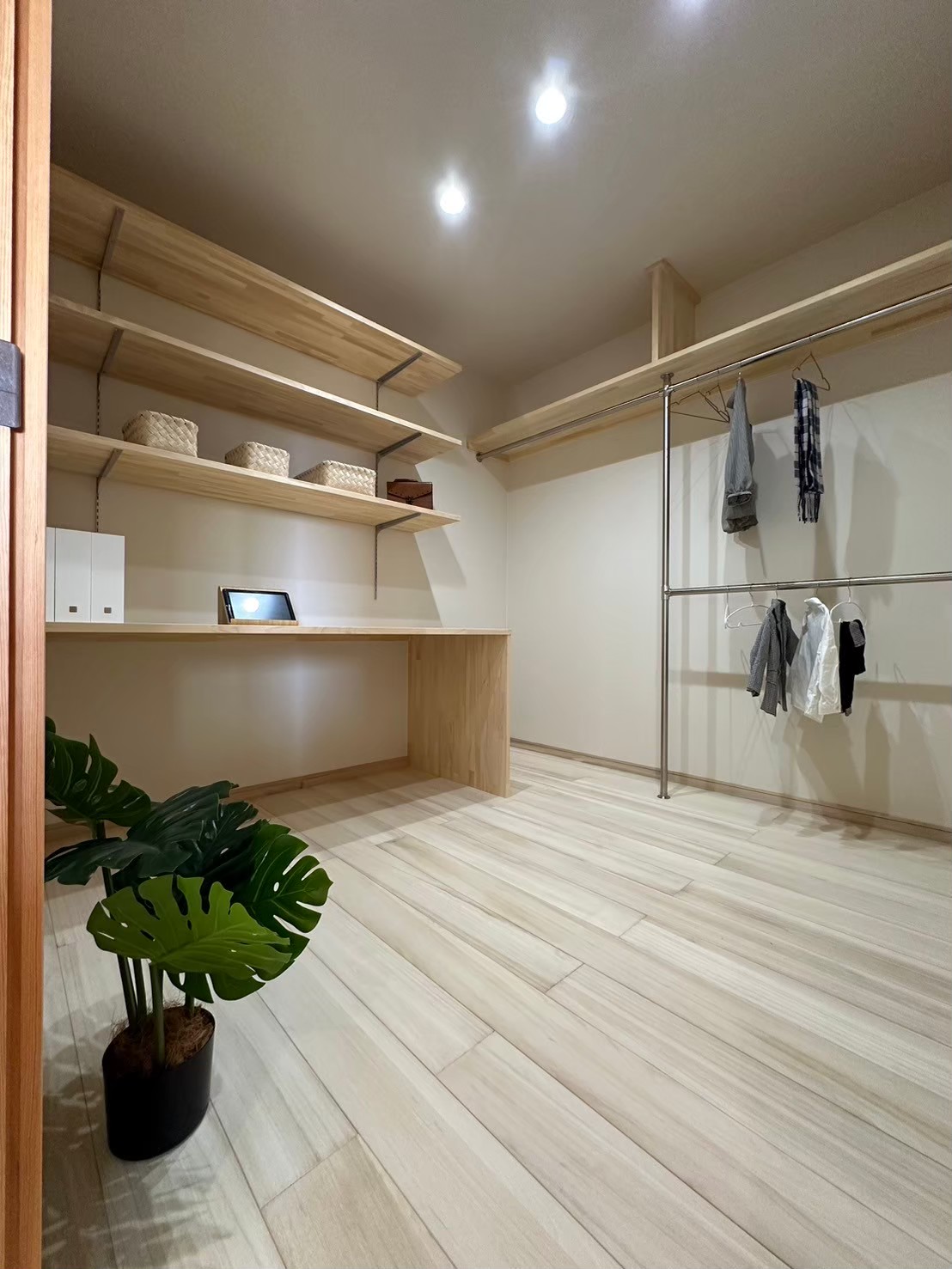 二階の洋室には、収納棚・衣類ポールだけでなく、ちょっとした作業スペースも作りました。